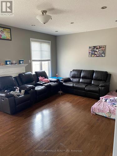 211 Gardenbrooke Trail W, Brampton (Bram East), ON - Indoor Photo Showing Living Room