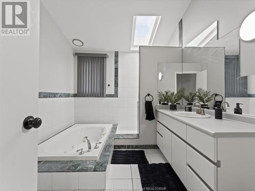 2576 Rossini, Windsor, ON - Indoor Photo Showing Bathroom