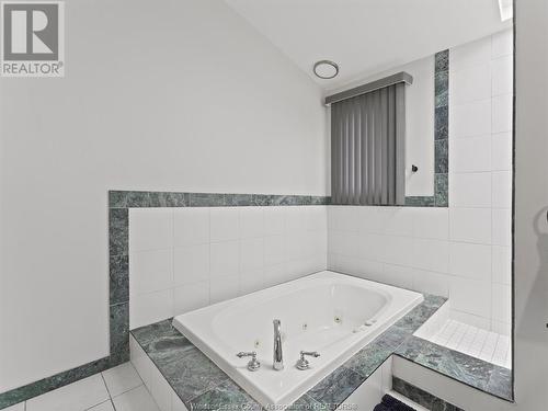 2576 Rossini, Windsor, ON - Indoor Photo Showing Bathroom