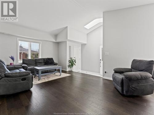 2576 Rossini, Windsor, ON - Indoor Photo Showing Living Room