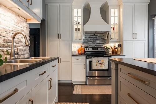 47 Lowell Avenue, St. Catharines, ON - Indoor Photo Showing Kitchen With Double Sink With Upgraded Kitchen