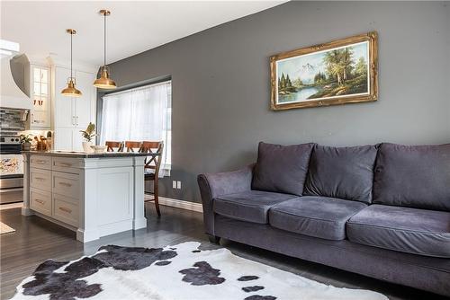 47 Lowell Avenue, St. Catharines, ON - Indoor Photo Showing Living Room