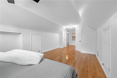 4 Cambria Court, Hamilton, ON - Indoor Photo Showing Bedroom