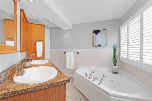 4 Cambria Court, Hamilton, ON - Indoor Photo Showing Bathroom