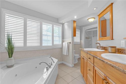 4 Cambria Court, Hamilton, ON - Indoor Photo Showing Bathroom