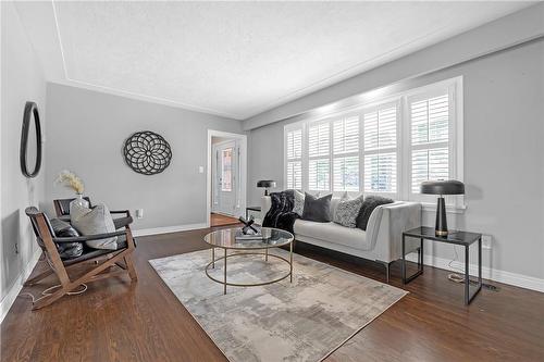 4 Cambria Court, Hamilton, ON - Indoor Photo Showing Living Room