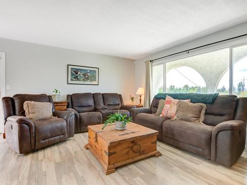 675 Seaford Road, Kelowna, BC - Indoor Photo Showing Living Room