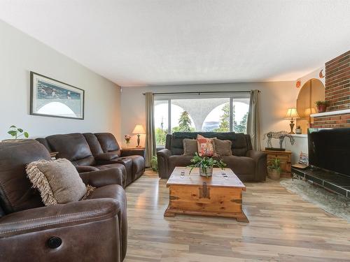 675 Seaford Road, Kelowna, BC - Indoor Photo Showing Living Room With Fireplace