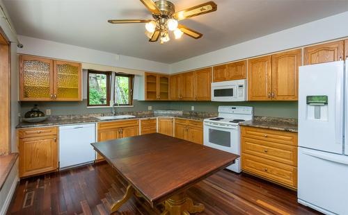 3811 11 Avenue, Salmon Arm, BC - Indoor Photo Showing Kitchen