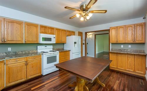 3811 11 Avenue, Salmon Arm, BC - Indoor Photo Showing Kitchen