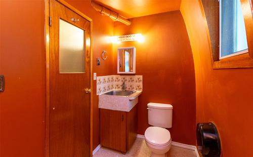 3811 11 Avenue, Salmon Arm, BC - Indoor Photo Showing Bathroom