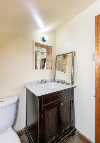 3811 11 Avenue, Salmon Arm, BC - Indoor Photo Showing Bathroom