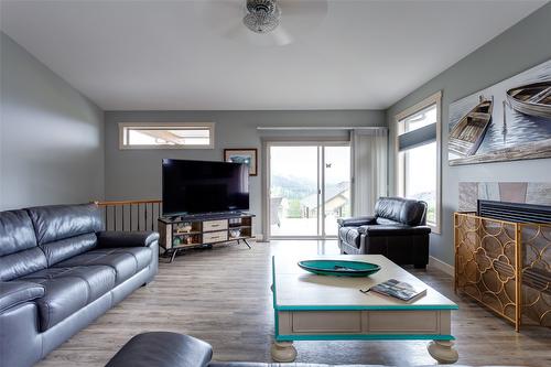 1386 Wilmot Avenue, Kelowna, BC - Indoor Photo Showing Living Room With Fireplace