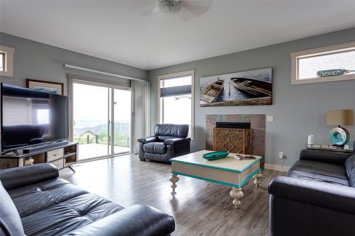 1386 Wilmot Avenue, Kelowna, BC - Indoor Photo Showing Living Room With Fireplace