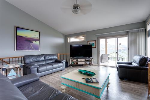 1386 Wilmot Avenue, Kelowna, BC - Indoor Photo Showing Living Room