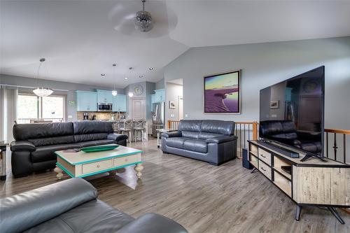 1386 Wilmot Avenue, Kelowna, BC - Indoor Photo Showing Living Room