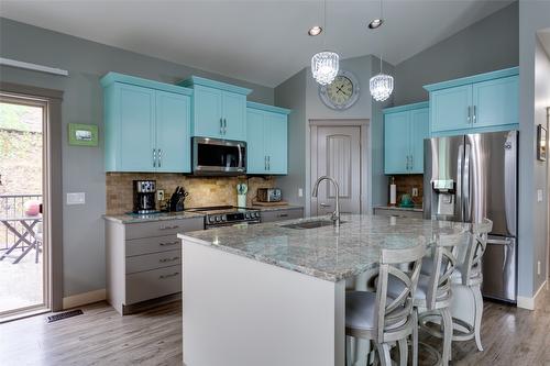 1386 Wilmot Avenue, Kelowna, BC - Indoor Photo Showing Kitchen With Upgraded Kitchen