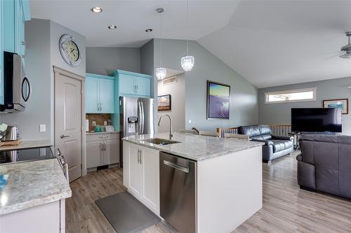 1386 Wilmot Avenue, Kelowna, BC - Indoor Photo Showing Kitchen With Upgraded Kitchen