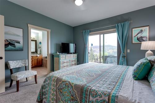 1386 Wilmot Avenue, Kelowna, BC - Indoor Photo Showing Bedroom