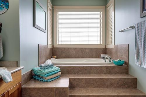 1386 Wilmot Avenue, Kelowna, BC - Indoor Photo Showing Bathroom