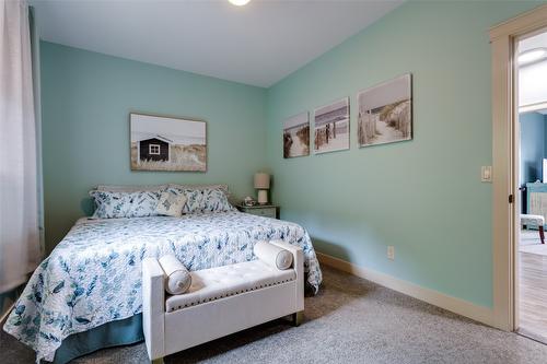 1386 Wilmot Avenue, Kelowna, BC - Indoor Photo Showing Bedroom