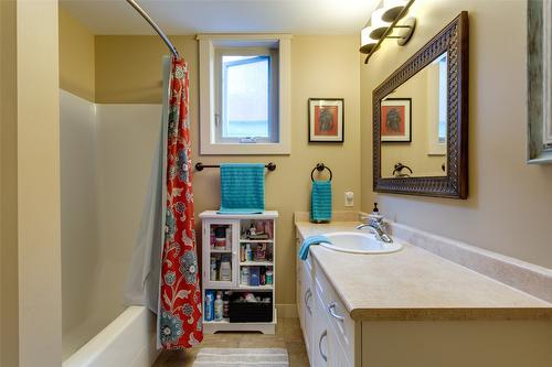 1386 Wilmot Avenue, Kelowna, BC - Indoor Photo Showing Bathroom