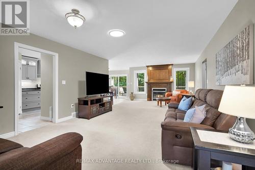 904 Longworth Road, London, ON - Indoor Photo Showing Living Room With Fireplace