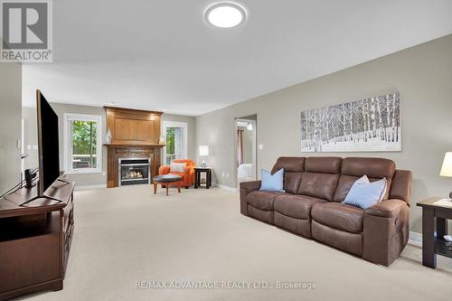 904 Longworth Road, London, ON - Indoor Photo Showing Living Room With Fireplace