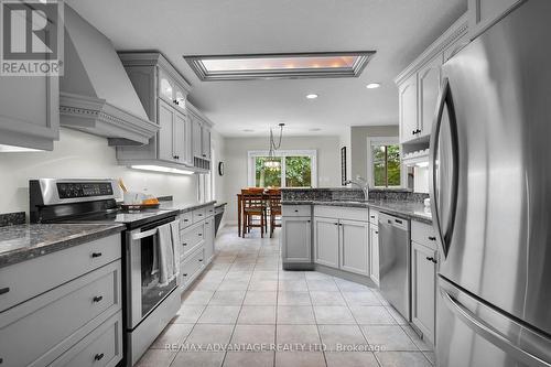 904 Longworth Road, London, ON - Indoor Photo Showing Kitchen With Upgraded Kitchen