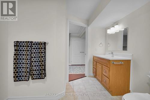 904 Longworth Road, London, ON - Indoor Photo Showing Bathroom