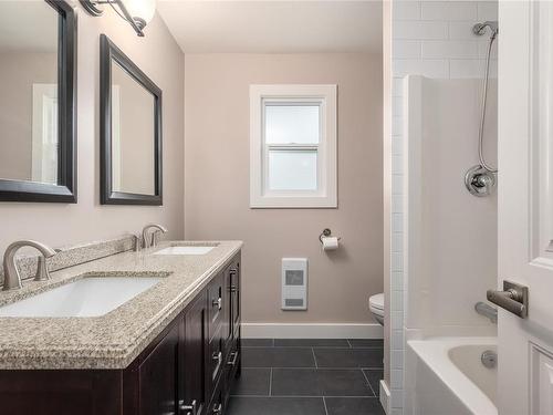 1190 Stuart Pl, Ladysmith, BC - Indoor Photo Showing Bathroom