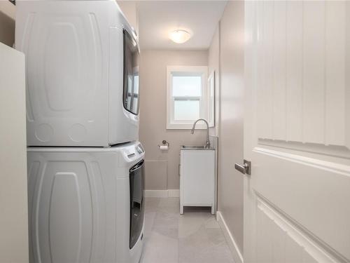 1190 Stuart Pl, Ladysmith, BC - Indoor Photo Showing Laundry Room