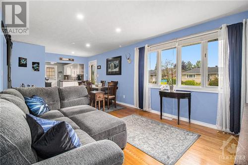 92 Jasper Avenue, Smiths Falls, ON - Indoor Photo Showing Living Room