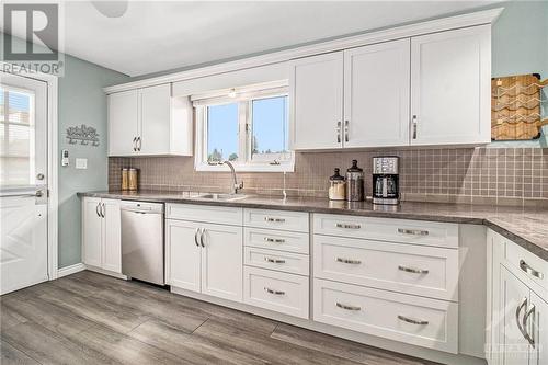 92 Jasper Avenue, Smiths Falls, ON - Indoor Photo Showing Kitchen