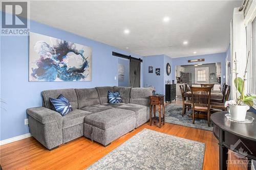 92 Jasper Avenue, Smiths Falls, ON - Indoor Photo Showing Living Room