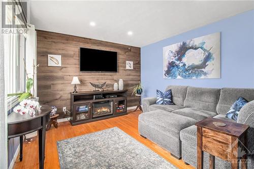 92 Jasper Avenue, Smiths Falls, ON - Indoor Photo Showing Living Room