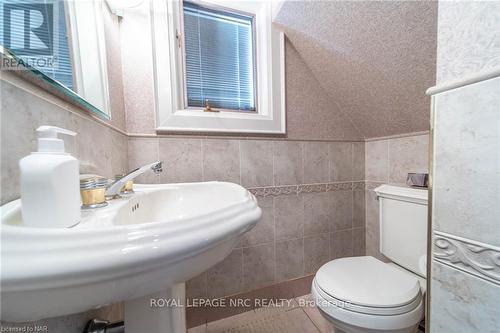 5008 Valley Way, Niagara Falls, ON - Indoor Photo Showing Bathroom