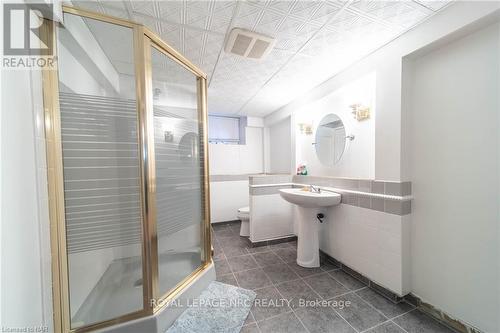 5008 Valley Way, Niagara Falls, ON - Indoor Photo Showing Bathroom