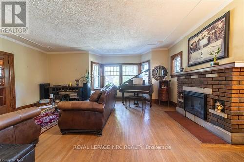 5008 Valley Way, Niagara Falls, ON - Indoor Photo Showing Living Room With Fireplace