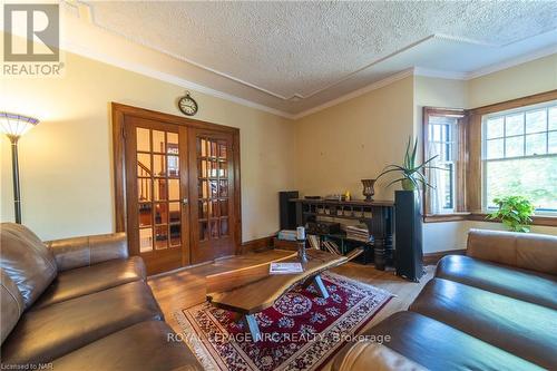 5008 Valley Way, Niagara Falls, ON - Indoor Photo Showing Living Room