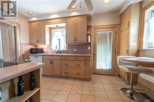 5008 Valley Way, Niagara Falls, ON - Indoor Photo Showing Kitchen