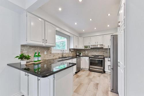 2159 Belgrave Court, Burlington, ON - Indoor Photo Showing Kitchen With Upgraded Kitchen