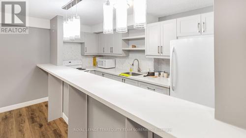 2002 - 3590 Kaneff Crescent, Mississauga (Mississauga Valleys), ON - Indoor Photo Showing Kitchen