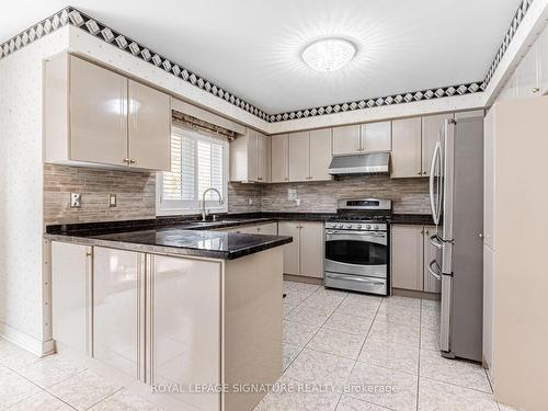 6 Boxwood Cres, Markham, ON - Indoor Photo Showing Kitchen