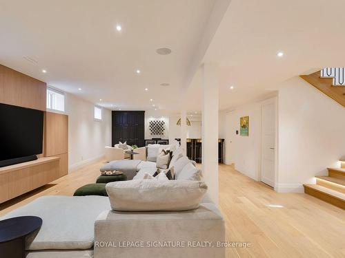 28 Queen Mary'S Dr, Toronto, ON - Indoor Photo Showing Living Room