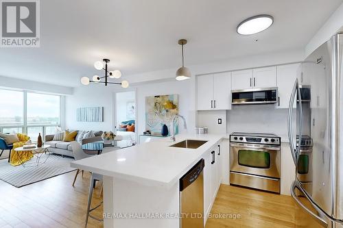 611 - 1030 Sheppard Avenue W, Toronto (Bathurst Manor), ON - Indoor Photo Showing Kitchen With Upgraded Kitchen