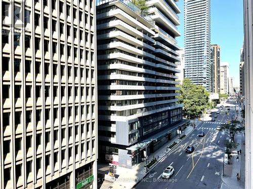 716 - 955 Bay Street, Toronto (Bay Street Corridor), ON - Outdoor With Facade