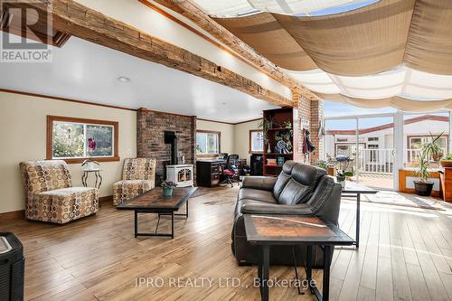 1027 Niagara Stone Road, Niagara-On-The-Lake, ON - Indoor Photo Showing Living Room