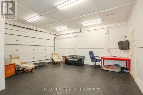 1027 Niagara Stone Road, Niagara-On-The-Lake, ON - Indoor Photo Showing Garage