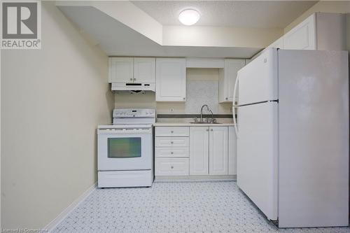 139 Brighton Street Unit# 4C, Waterloo, ON - Indoor Photo Showing Kitchen